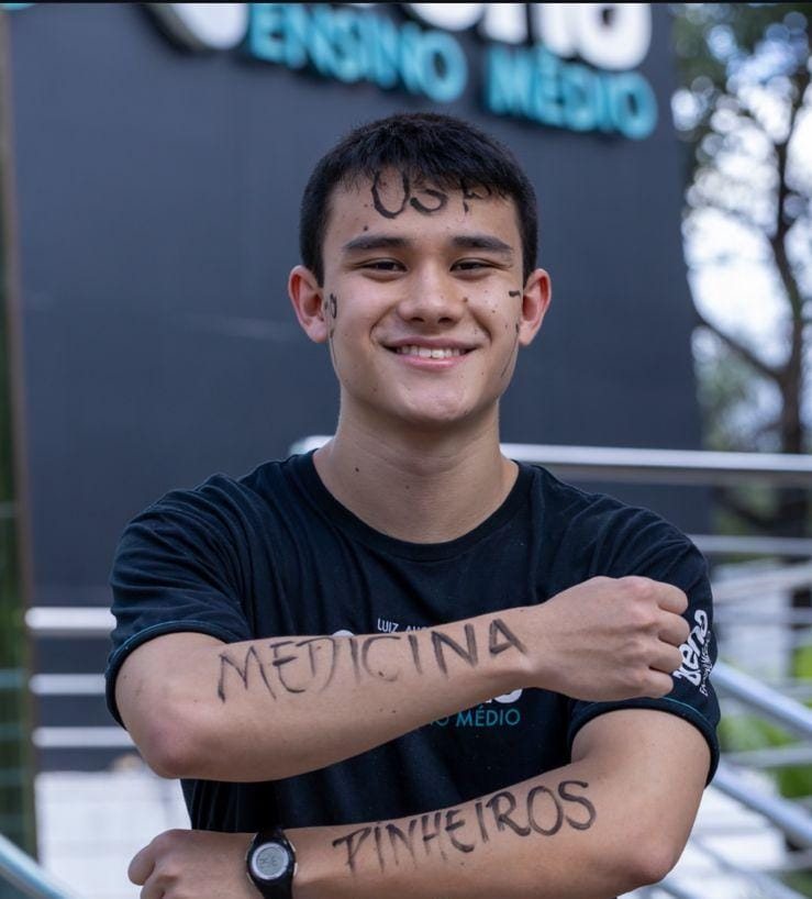Luiz com Medicina Pinheiros escrito nos braços